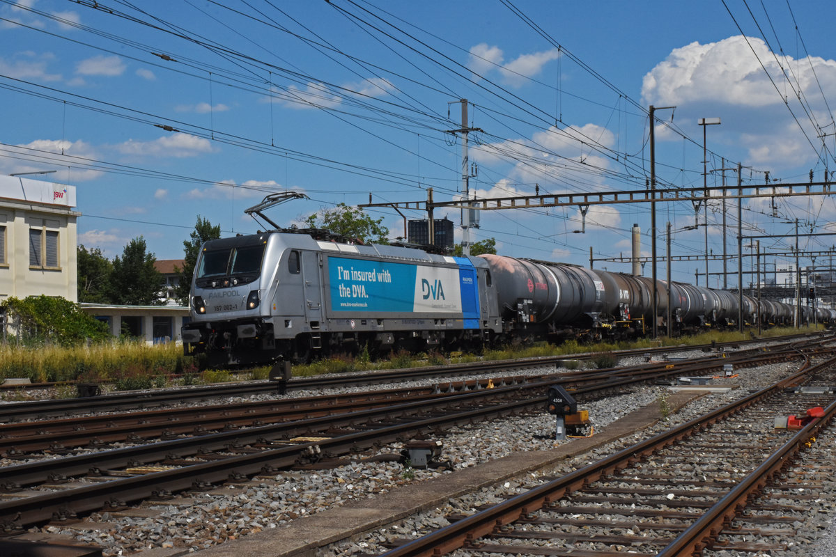 Lok 187 002-1 durchfährt den Bahnhof Pratteln. Die Aufnahme stammt vom 20.07.2020.