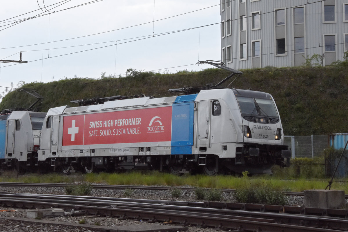 Lok 187 002-1 durchfährt den Bahnhof Pratteln. Die Aufnahme stammt vom 28.04.2021.