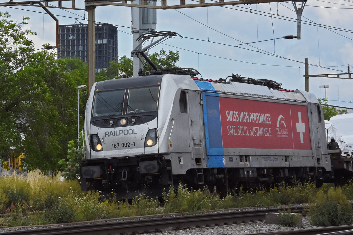 Lok 187 002-1 durchfährt den Bahnhof Pratteln. Die Aufnahme stammt vom 01.07.2021.
