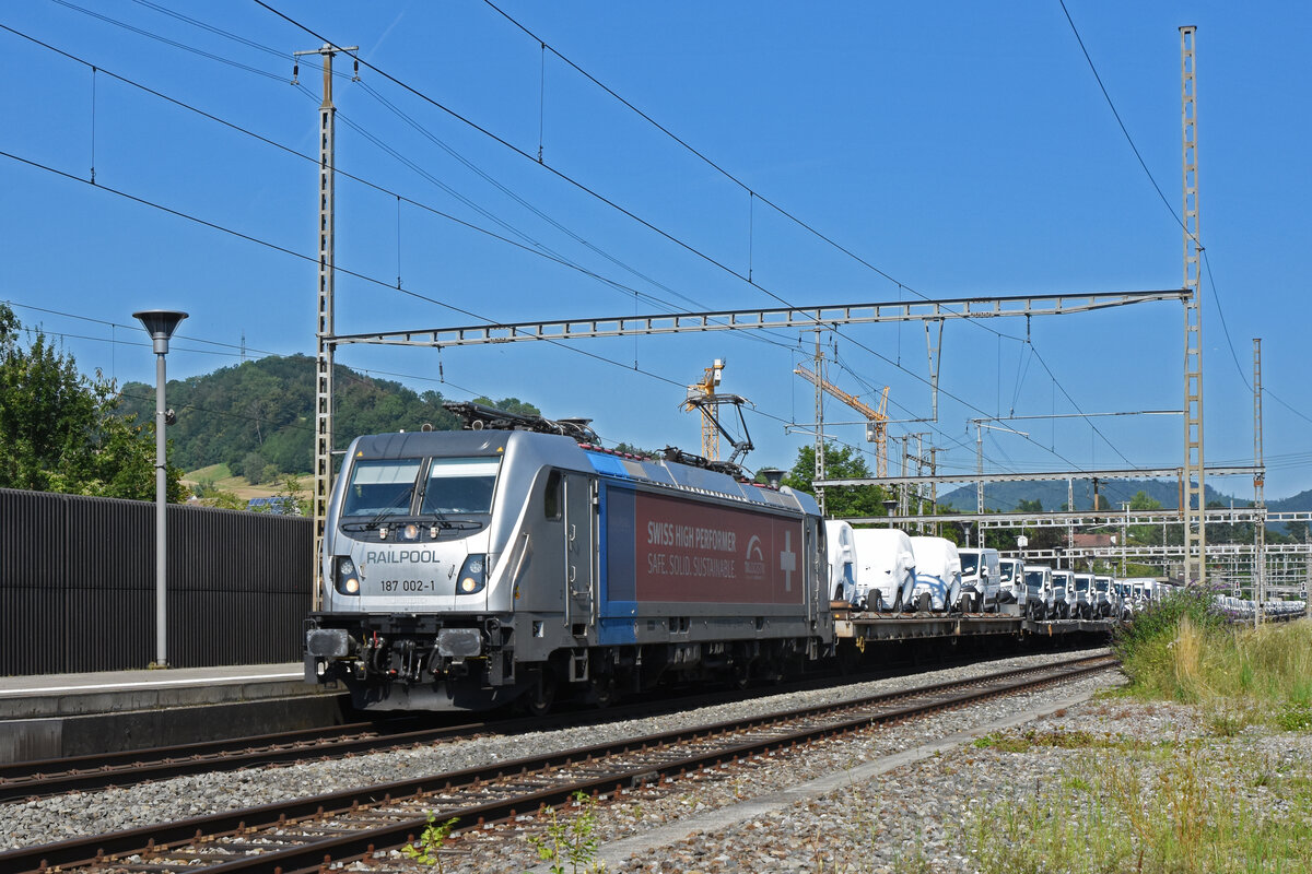 Lok 187 002-1 durchfährt den Bahnhof Gelterkinden. Die Aufnahme stammt vom 12.08.2021.