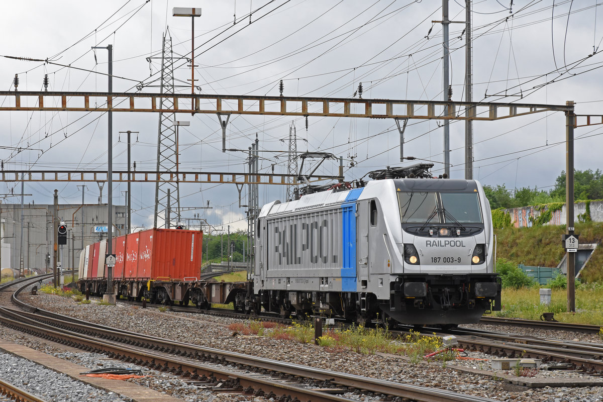 Lok 187 003-9 durchfährt den Bahnhof Pratteln. Die Aufnahme stammt vom 11.06.2019.
