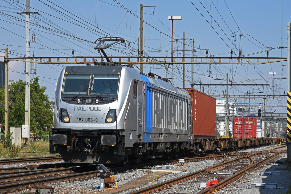 Lok 187 003-9 durchfährt den Bahnhof Pratteln. Die Aufnahme stammt vom 27.07.2019.