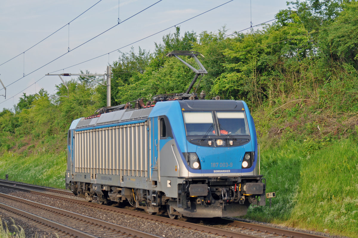 Lok 187 003-9 fährt Richtung Bahnhof Kaiseraugst. Die Aufnahme stammt vom 01.06.2017.