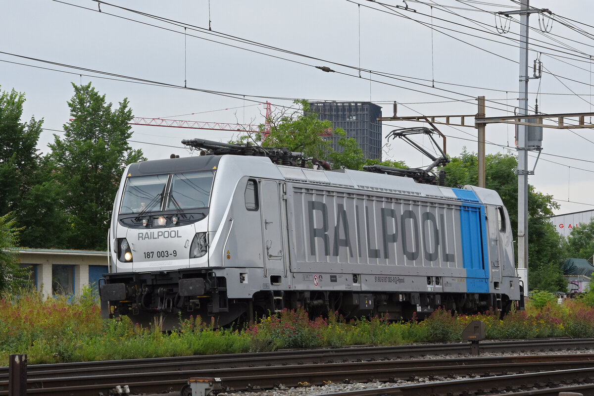 Lok 187 003-9 wird am 05.06.2025 in der Abstellanlage beim Bahnhof Pratteln abgestellt.