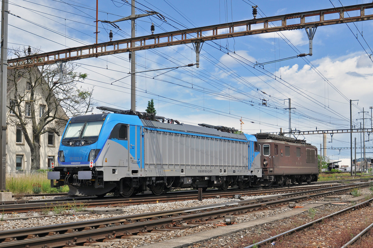 Lok 187 003-9 zusammen mit der 425 185, durchfahren den Bahnhof Pratteln. Die Aufnahme stammt vom 17.06.2016.