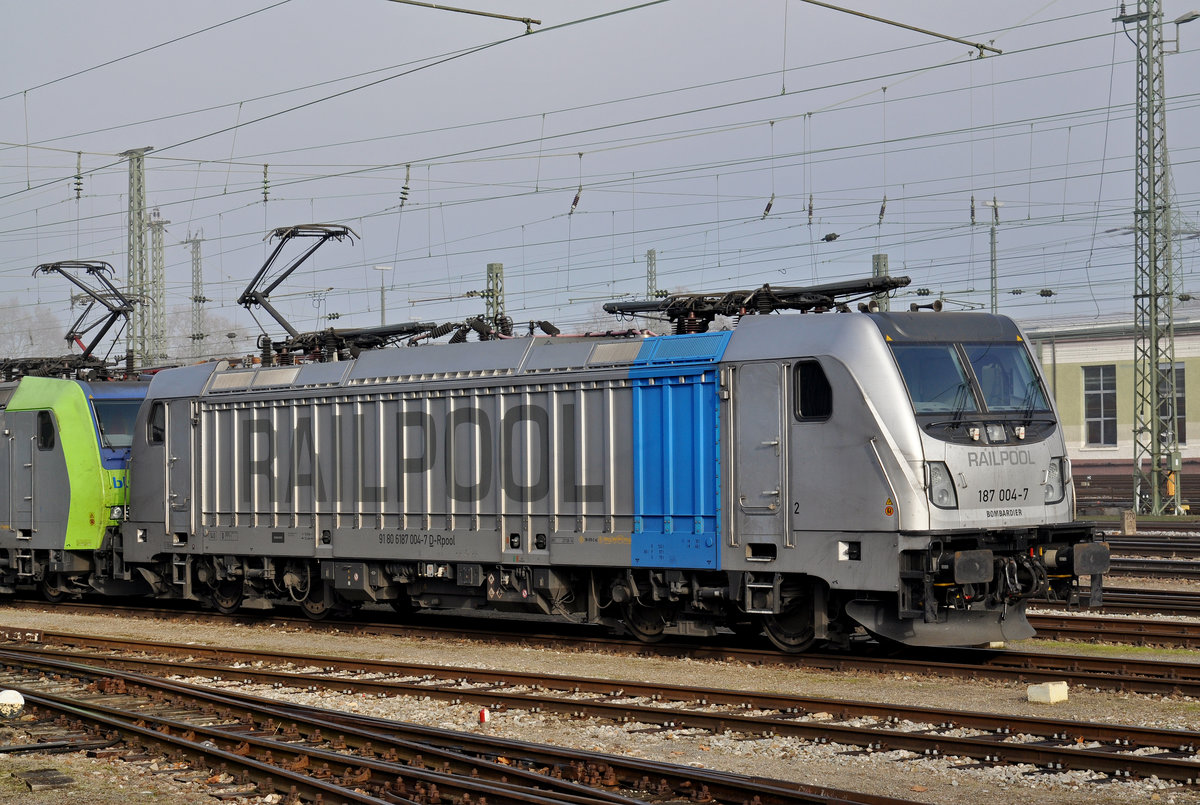 Lok 187 004-7 ist beim Badischen Bahnhof abgestellt. Die Aufnahme stammt vom 09.12.2016.