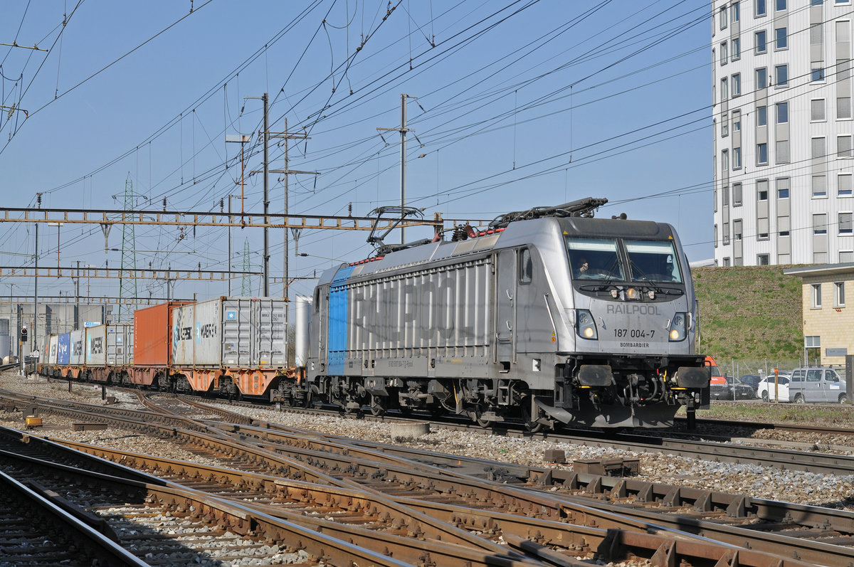 Lok 187 004-7 durchfährt den Bahnhof Pratteln. Die Aufnahme stammt vom 13.03.2017.