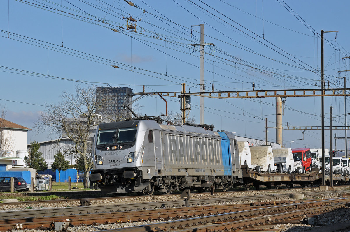 Lok 187 004-7 durchfährt den Bahnhof Pratteln. Die Aufnahme stammt vom 13.02.2018.
