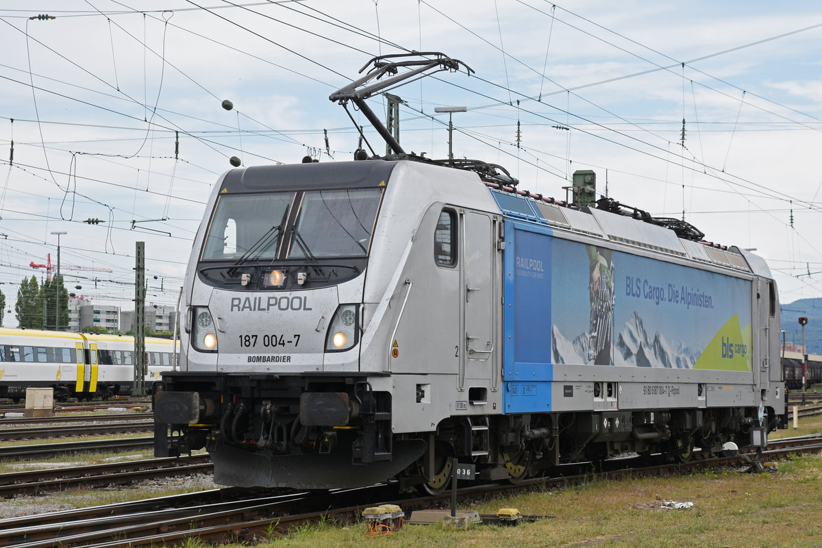 Lok 187 004-7 verlässt die Abstellanlage beim Badischen Bahnhof. Die Aufnahme stammt vom 14.07.2018