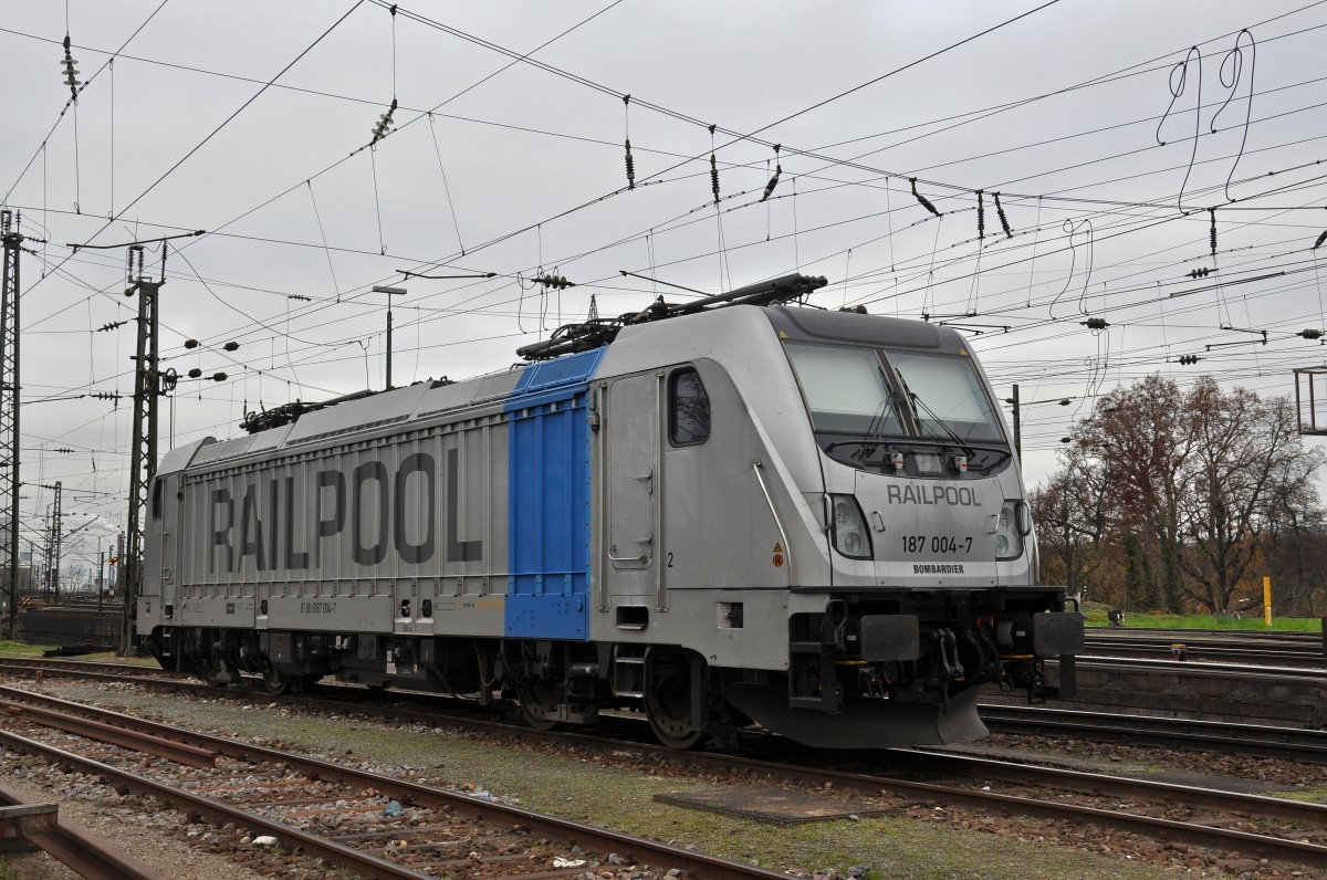 Lok 187 004-7 wartet am Badischen Bahnhof auf den nächsten Einsatz. Die Aufnahme stammt vom 30.11.2014.