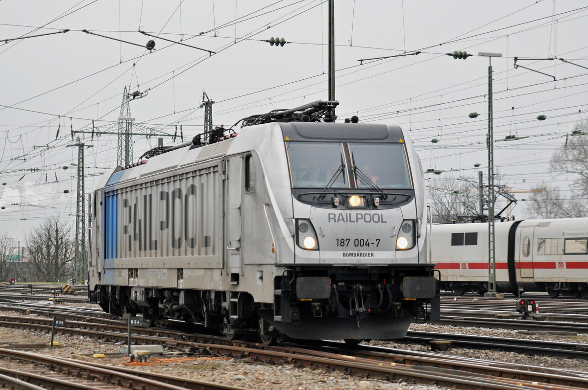 Lok 187 004-7 wird in der Abstellanlage beim Badischen Bahnhof abgestellt. Die Aufnahme stammt vom 19.02.2018.