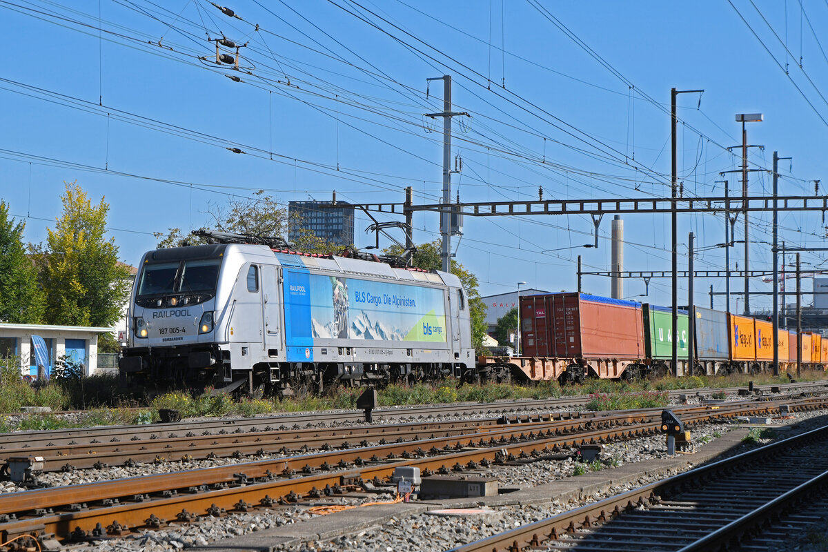 Lok 187 005-4 durchfährt am 11.10.2023 den Bahnhof Pratteln.