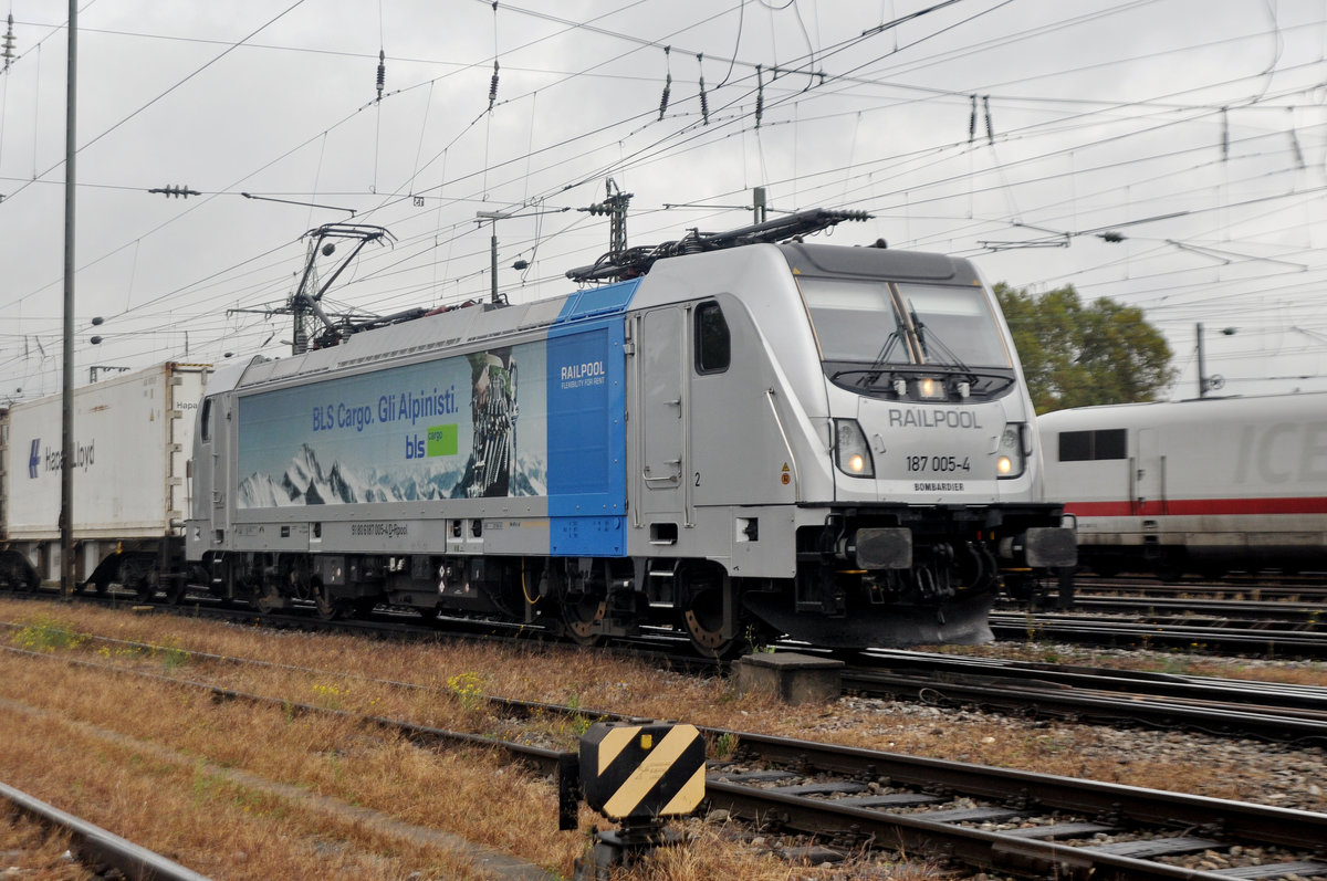 Lok 187 005-4 durchfährt den Badischen Bahnhof. Die Aufnahme stammt vom 09.10.2017.