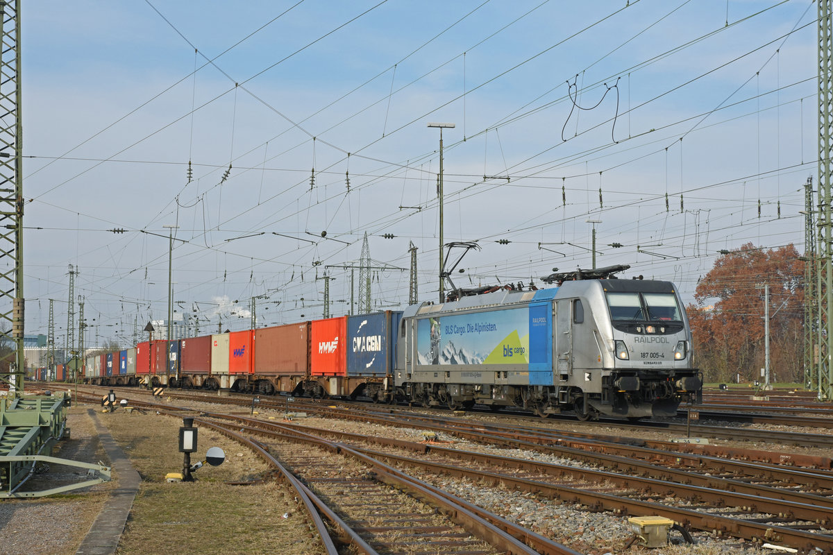Lok 187 005-4 durchfährt den badischen Bahnhof. Die Aufnahme stammt vom 21.11.2018.
