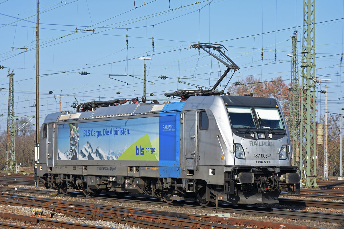 Lok 187 005-4 durchfährt den badischen Bahnhof. Die Aufnahme stammt vom 05.02.2019.
