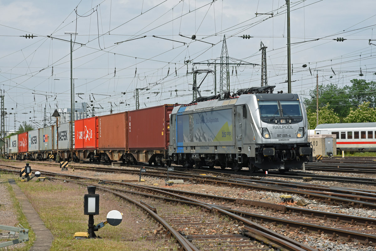 Lok 187 005-4 durchfährt den badischen Bahnhof. Die Aufnahme stammt vom 17.05.2019.
