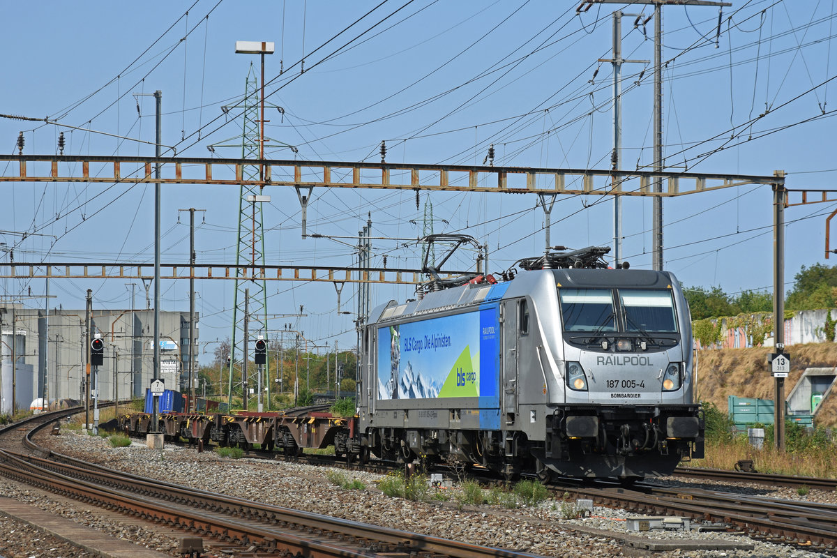 Lok 187 005-4 durchfährt den Bahnhof Pratteln. Die Aufnahme stammt vom 28.08.2018.