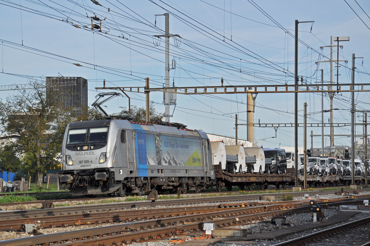 Lok 187 005-4 durchfährt den Bahnhof Pratteln. Die Aufnahme stammt vom 24.10.2019.