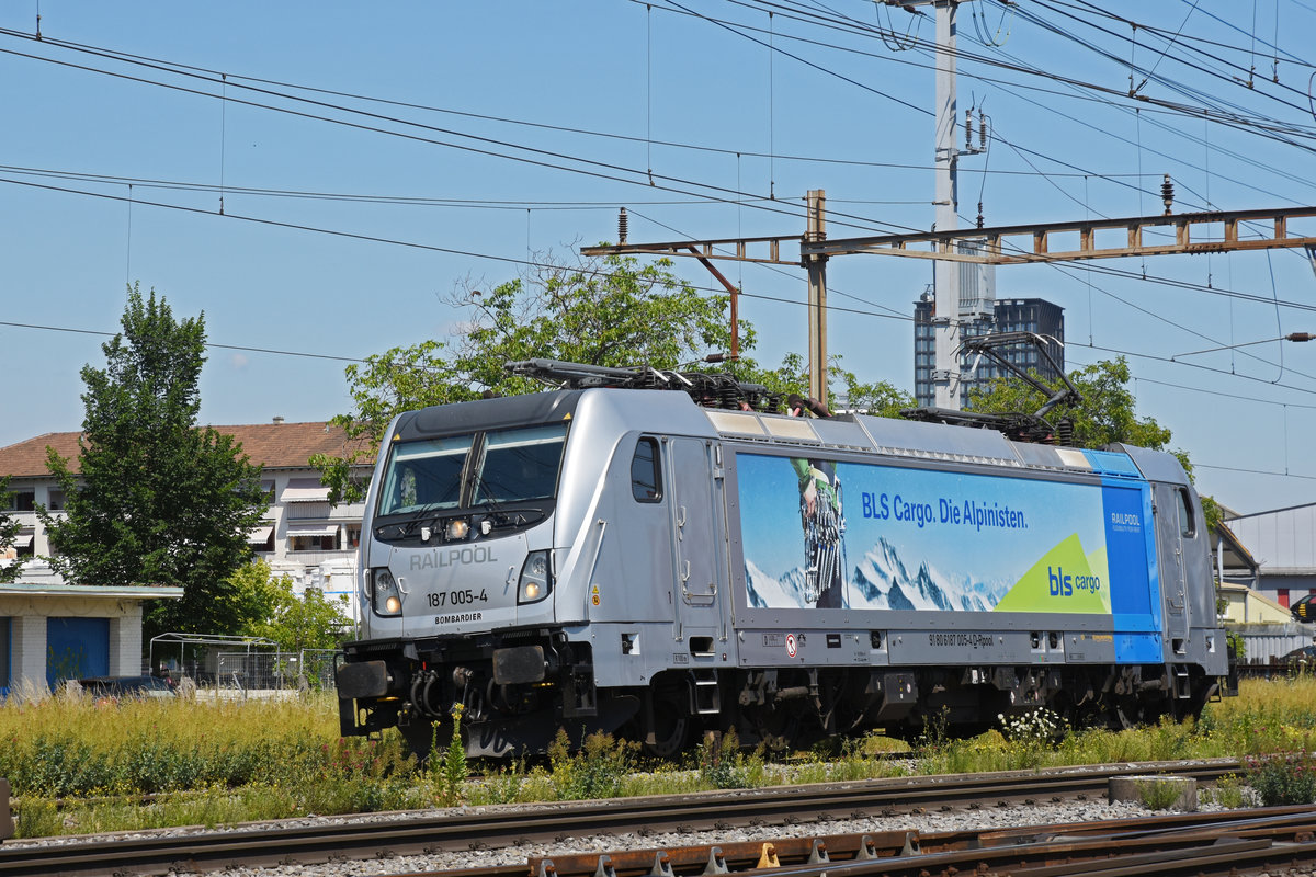 Lok 187 005-4 durchfährt solo den Bahnhof Pratteln. Die Aufnahme stammt vom 25.06.2020.