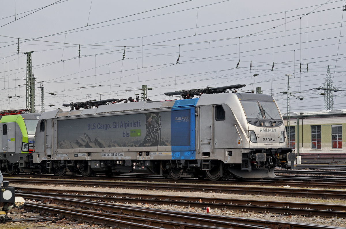 Lok 187 005-4 wartet am Badischen Bahnhof auf den nächsten Einsatz. Die Aufnahme stammt vom 20.02.2017.