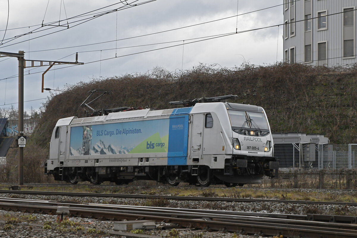Lok 187 005-4 wird am 12.02.2025 in der Abstellanlage beim Bahnhof Pratteln abgestellt.