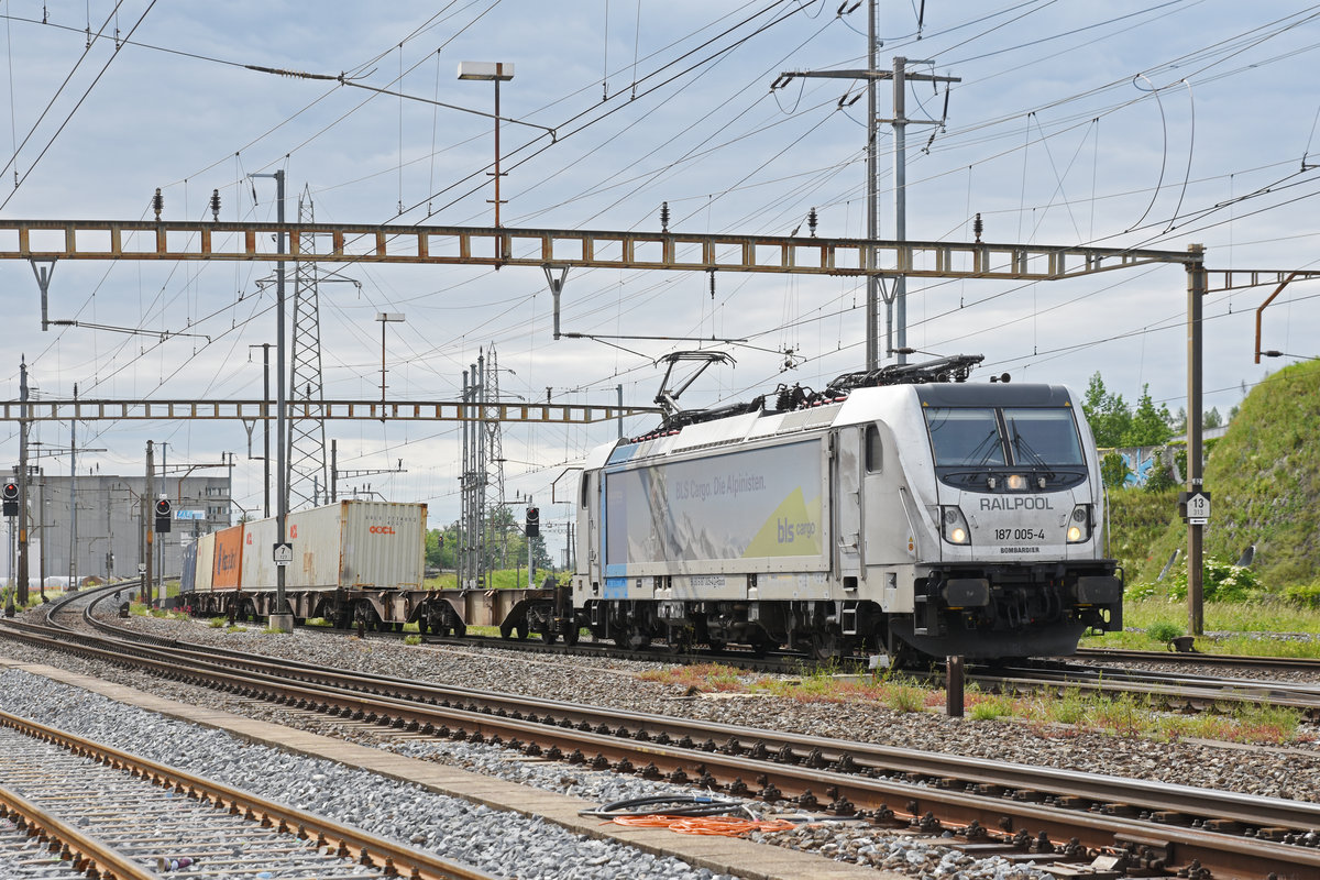 Lok 187 0054-4 durchfährt den Bahnhof Pratteln. Die Aufnahme stammt vom 27.05.2019.