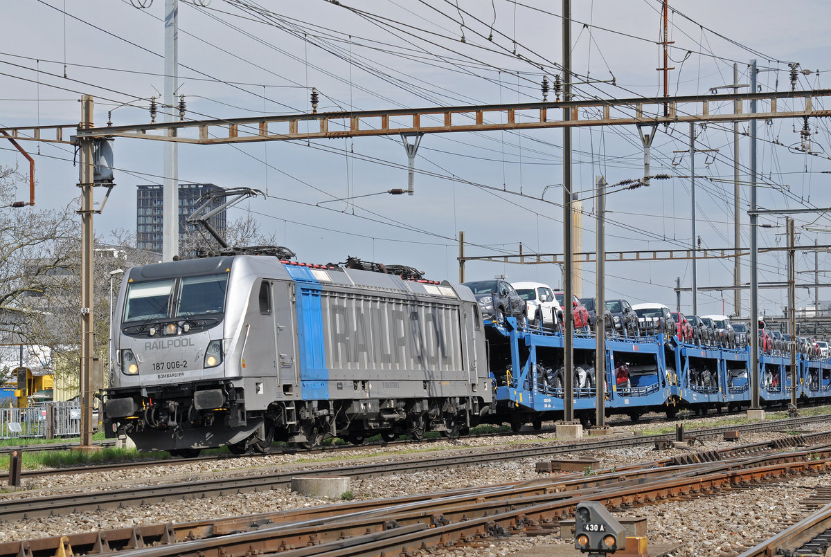 Lok 187 006-2 durchfährt den Bahnhof Pratteln. Die Aufnahme stammt vom 09.04.2018.