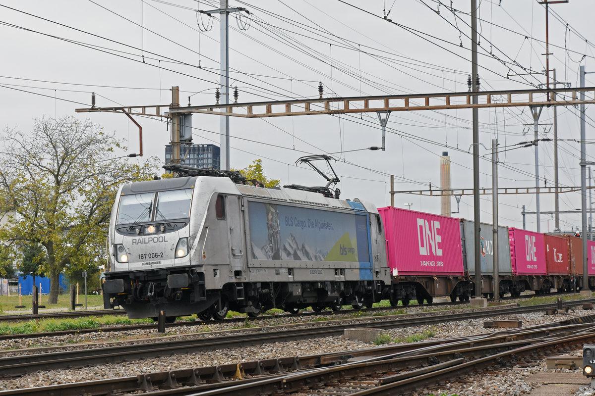 Lok 187 006-2 durchfährt den Bahnhof Pratteln. Die Aufnahme stammt vom 29.10.2018.
