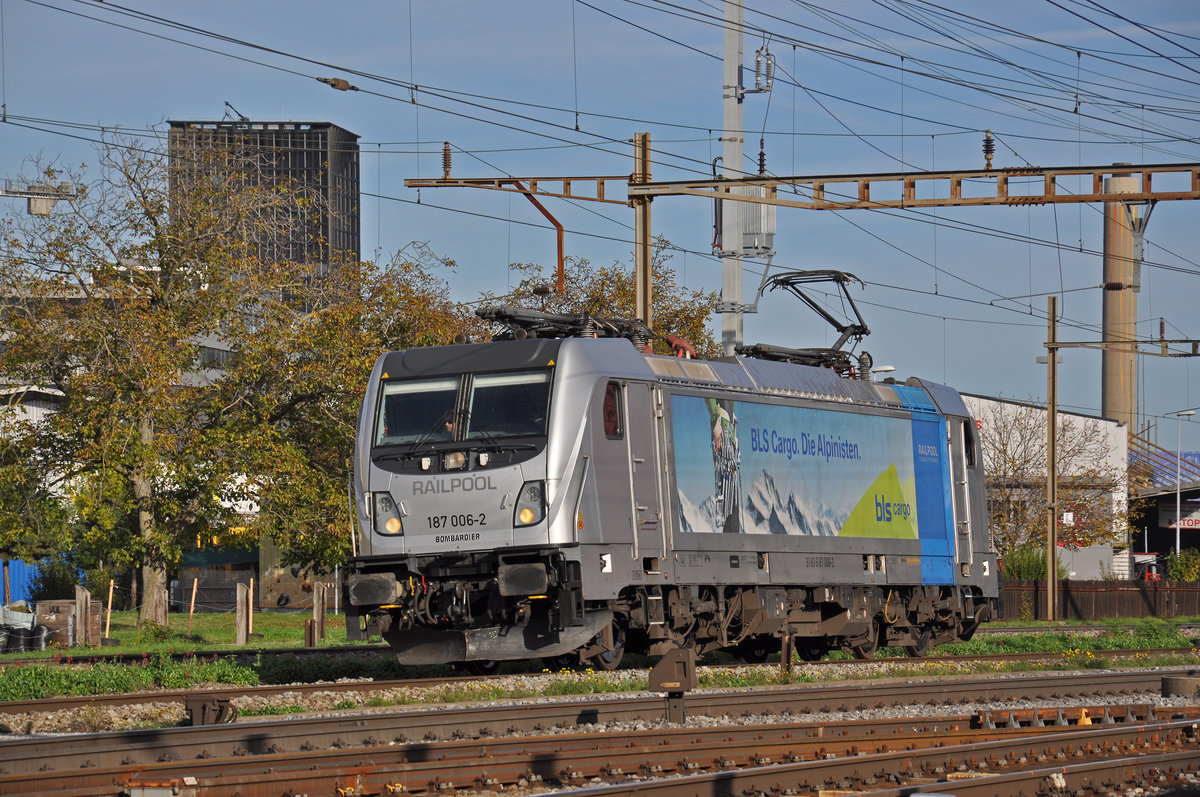 Lok 187 006-2 durchfährt den Bahnhof Pratteln. Die Aufnahme stammt vom 25.10.2019.