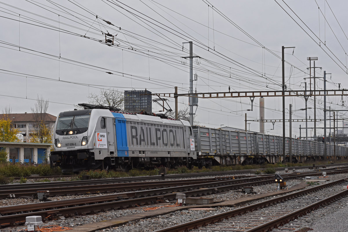 Lok 187 006-2 durchfährt den Bahnhof Pratteln. Die Aufnahme stammt vom 04.11.2020.