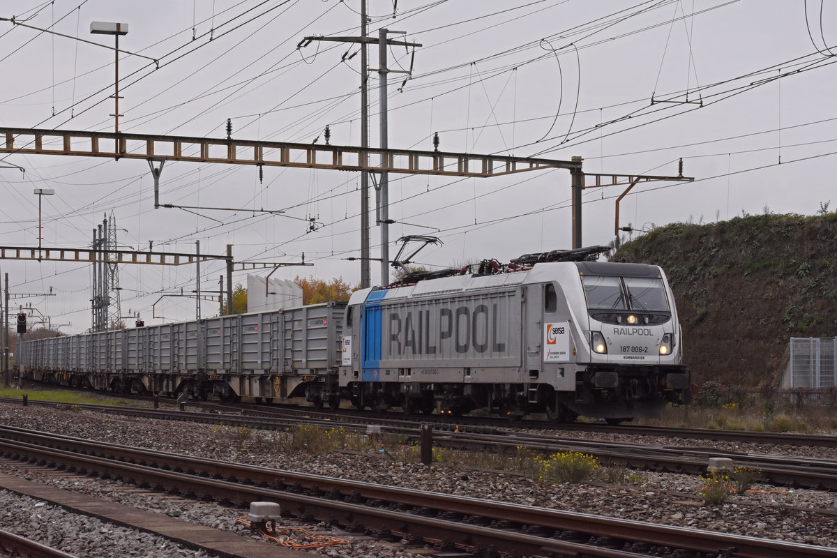 Lok 187 006-2 durchfährt den Bahnhof Pratteln. Die Aufnahme stammt vom 04.11.2020.