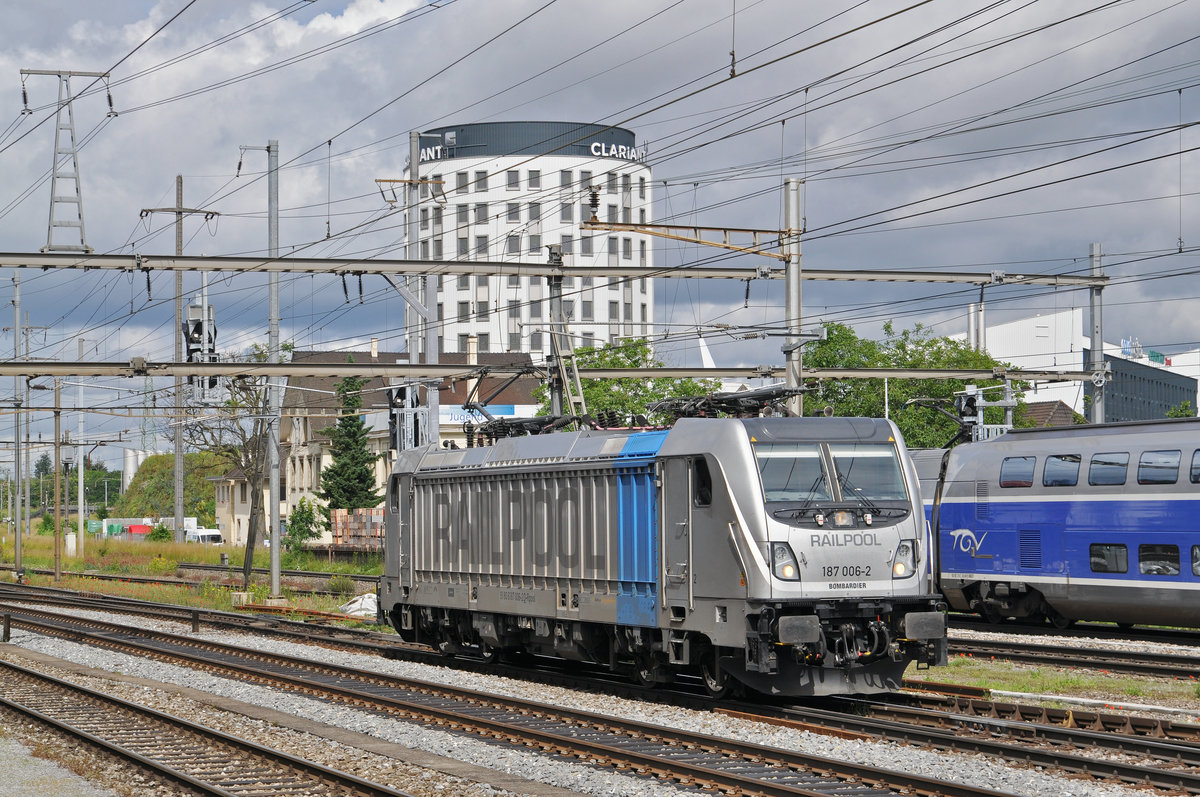 Lok 187 006-2 durchfährt den Bahnhof Pratteln. Die Aufnahme stammt vom 18.06.2016.