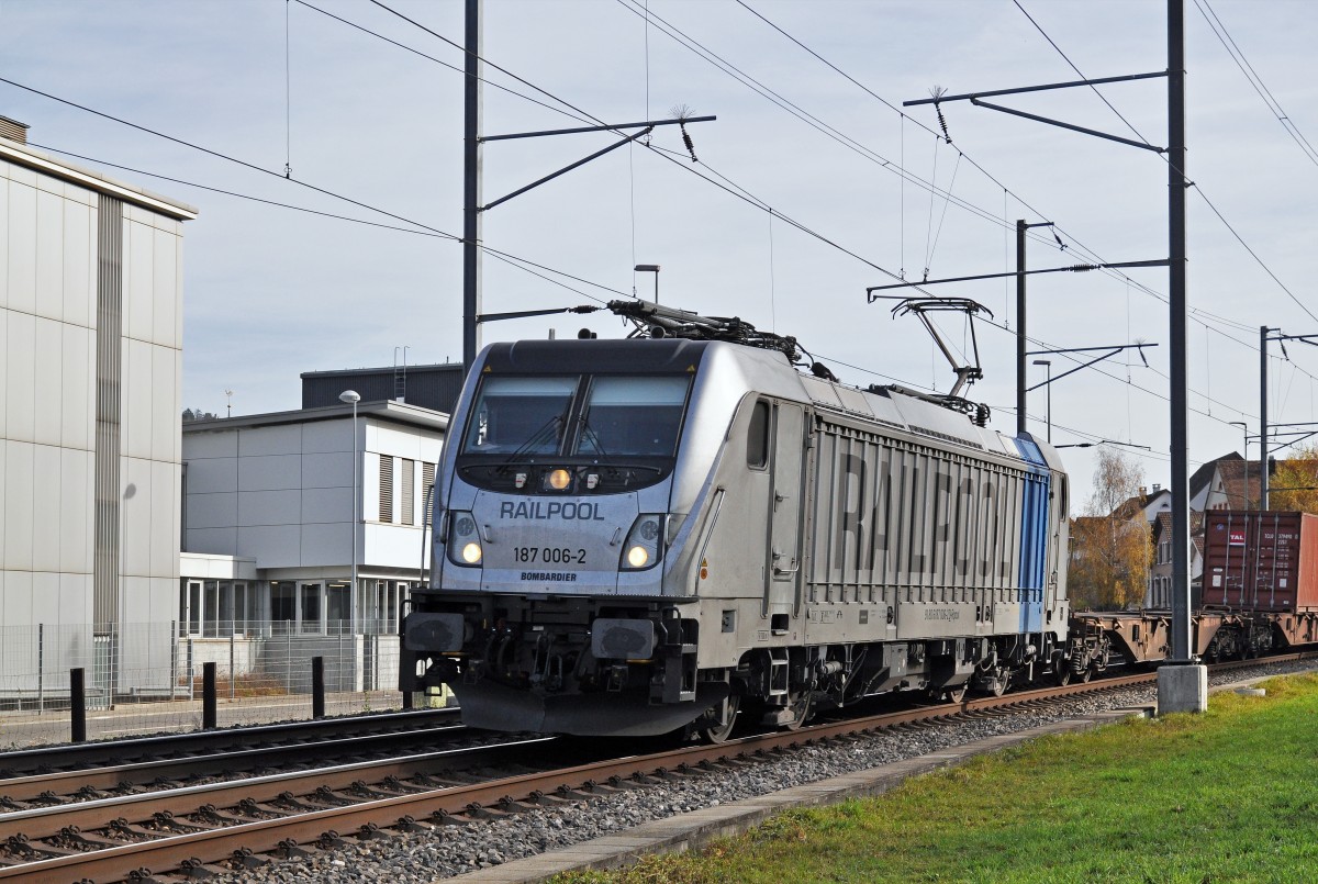 Lok 187 006-2 hat den Bahnhof Sissach durchfahren und fährt Richtung Basel weiter. Die Aufnahme stammt vom 16.11.2015.