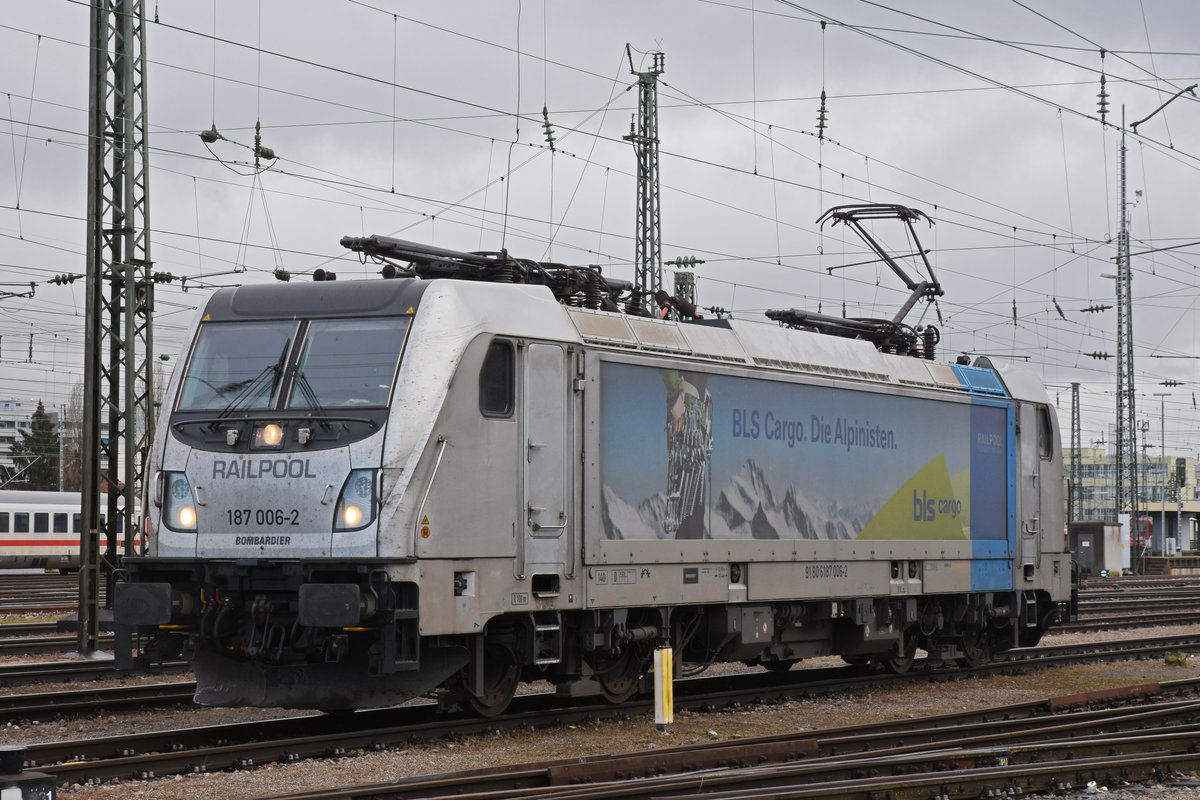 Lok 187 006-2 verlässt die Abstellanlage beim badischen Bahnhof. Die Aufnahme stammt vom 09.01.2019.