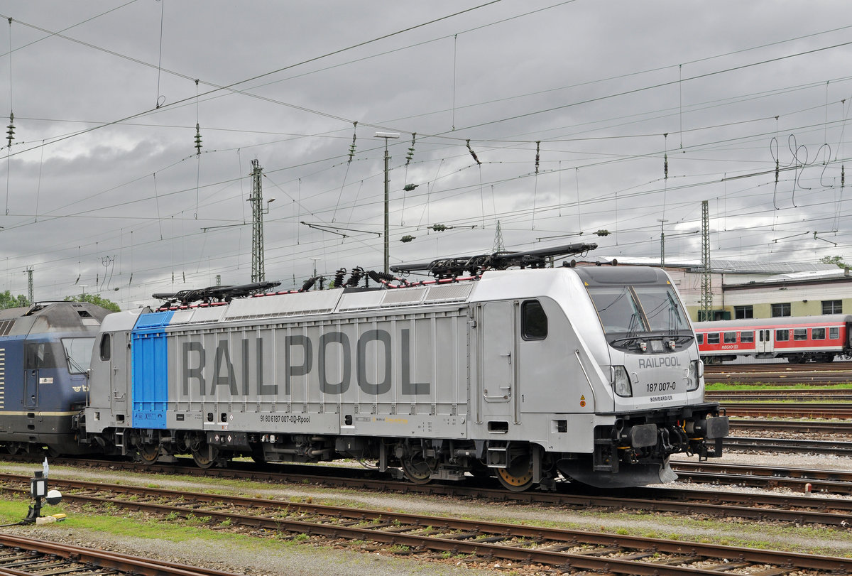Lok 187 007-0 ist beim Badischen Bahnhof abgestellt. Die Aufnahme stammt vom 21.06.2016.