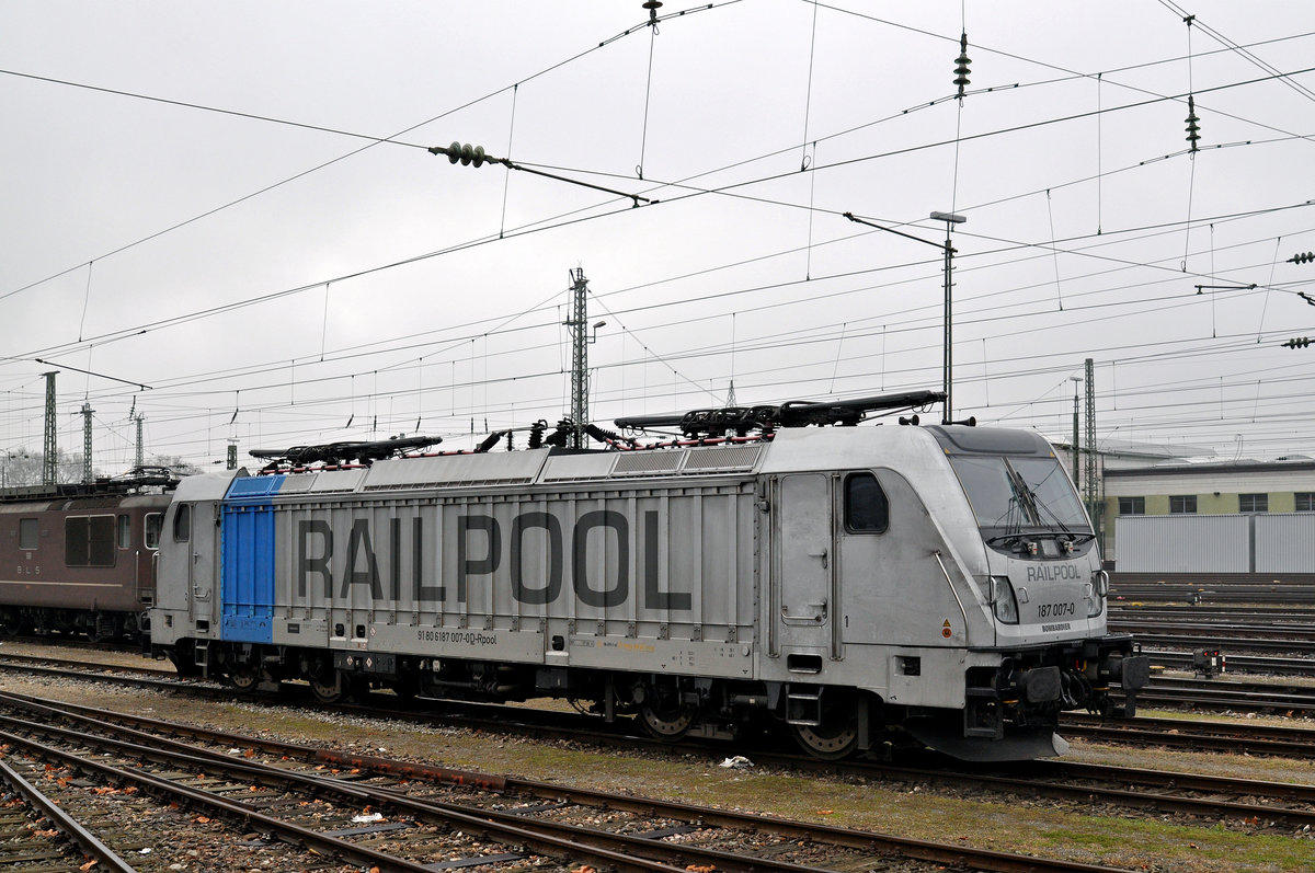 Lok 187 007-0 ist beim Badischen Bahnhof abgestellt. Die Aufnahme stammt vom 20.12.2016.