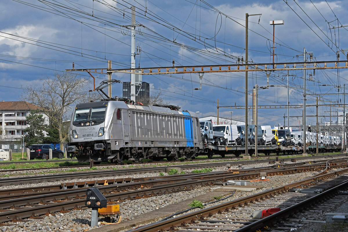 Lok 187 007-0 durchfährt am 30.03.2023 den Bahnhof Pratteln.
