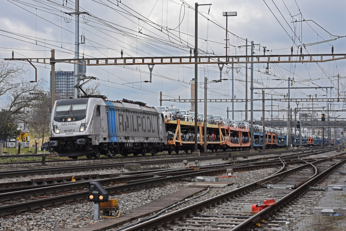 Lok 187 007-0 durchfährt am 06.02.2023 den Bahnhof Pratteln.