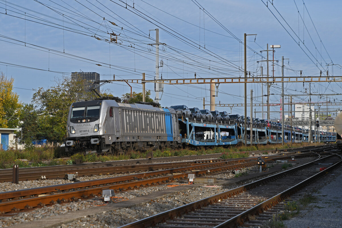 Lok 187 007-0 durchfährt am 17.10.2023 den Bahnhof Pratteln.