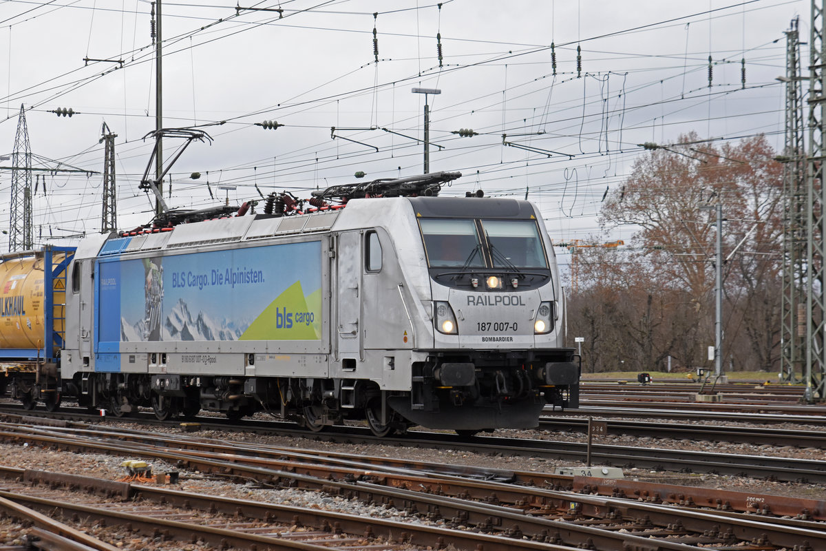 Lok 187 007-0 durchfährt den badischen Bahnhof. Die Aufnahme stammt vom 28.01.2019.