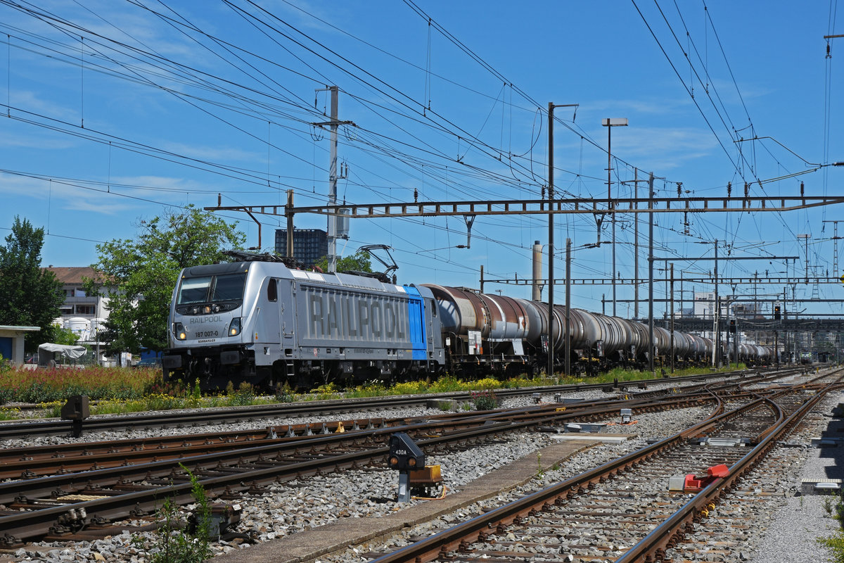 Lok 187 007-0 durchfährt den Bahnhof Pratteln. Die Aufnahme stammt vom 12.06.2020.