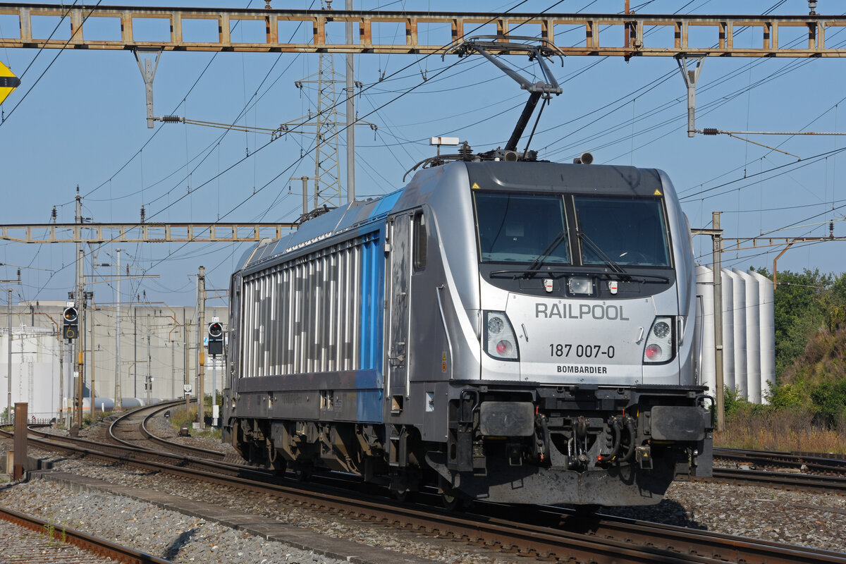 Lok 187 007-0 durchfährt solo den Bahnhof Pratteln. Die Aufnahme stammt vom 04.09.2021.