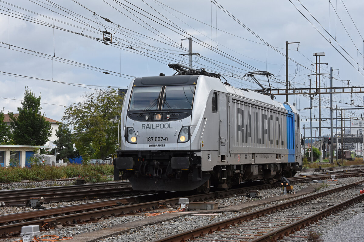 Lok 187 007-0 durchfährt solo den Bahnhof Pratteln. Die Aufnahme stammt vom 16.09.2021.