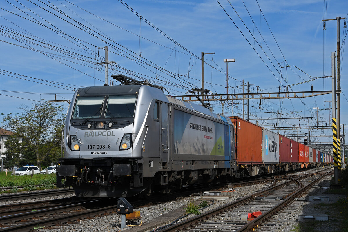 Lok 187 008-8 durchfährt am 04.05.2023 den Bahnhof Pratteln.