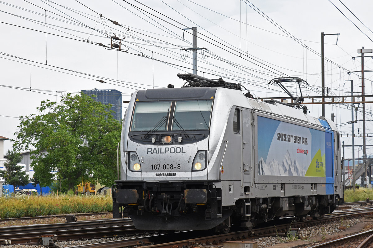 Lok 187 008-8 durchfährt den Bahnhof Pratteln. Die Aufnahme stammt vom 29.06.2018.
