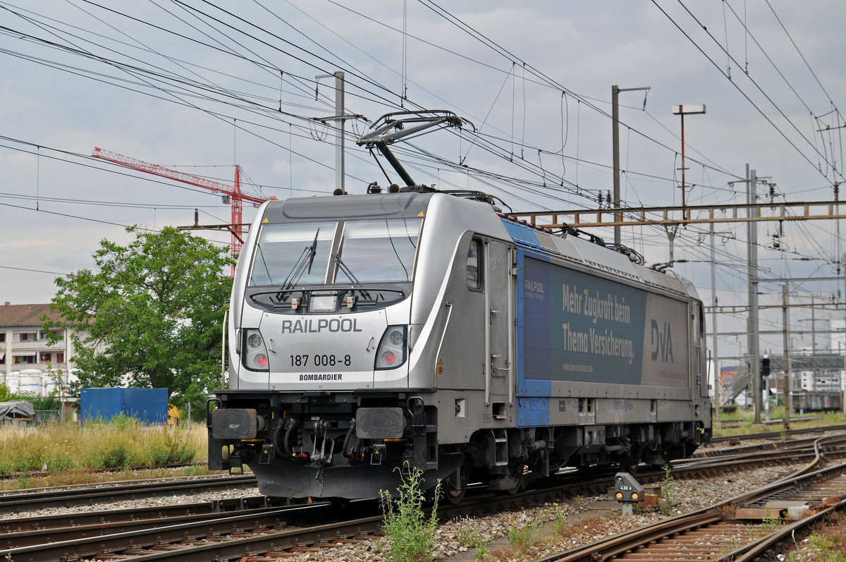 Lok 187 008-8 durchfährt den Bahnhof Pratteln. Die Aufnahme stammt vom 11.07.2016.
