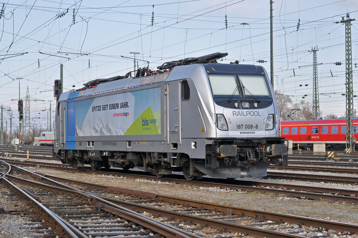 Lok 187 008-8 wartet am Badischen Bahnhof auf den nächsten Einsatz. Die Aufnahme stammt vom 02.12.2017.