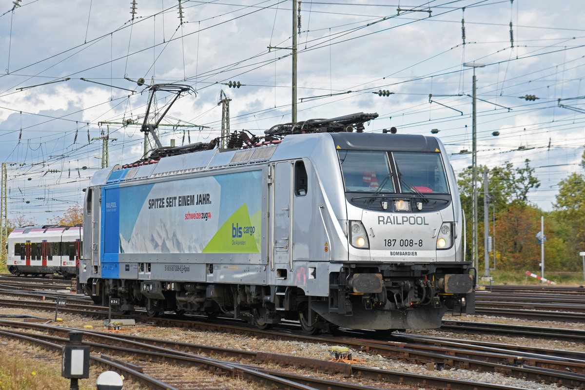 Lok 187 008-8 wird in der Abstellanlage beim badischen Bahnhof abgestellt. Die Aufnahme stammt vom 18.10.2019.