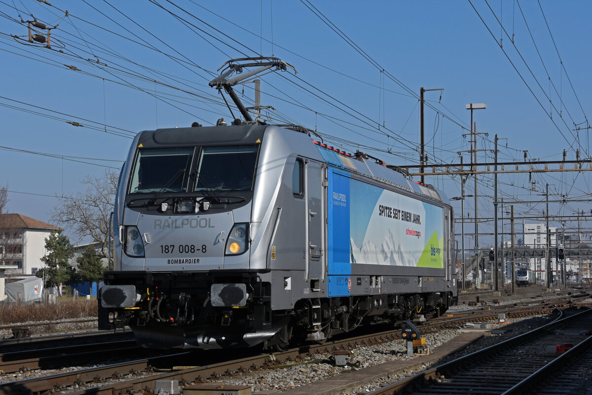 Lok 187 008-8 wird nach einem Rangiermanöver in der Abstellanlage beim Bahnhof Pratteln abgestellt. Die Aufnahme stammt vom 03.03.2022.