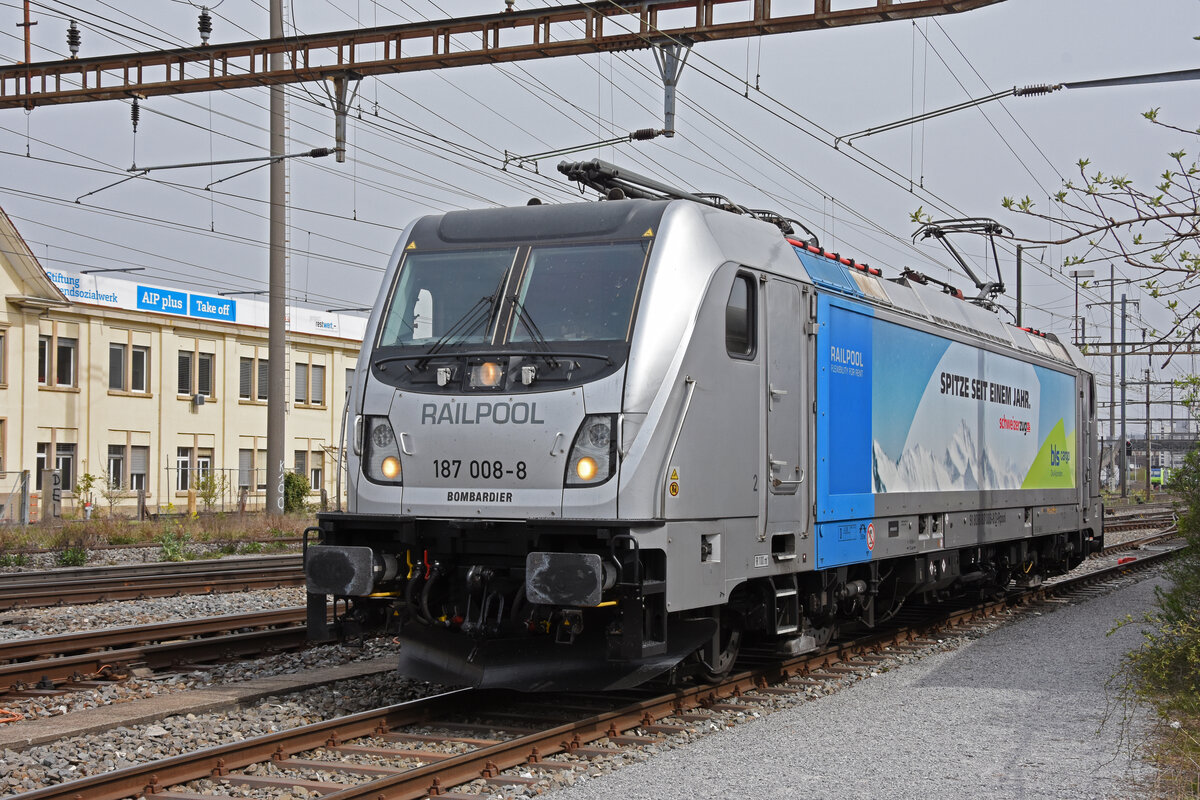 Lok 187 008-8 wird nach einem Rangiermanöver in der Abstellanlage beim Bahnhof Pratteln abgestellt. Die Aufnahme stammt vom 29.03.2022.